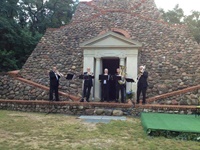 Bläserquintett vor dem Portal, 2012