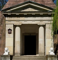 Das Portal an der Pyramide des Grafen Lindenau    
in Machern (Aufnahme 2007)