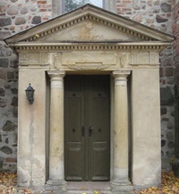 Das Portal der Garzauer Pyramide, seit 1815 an der St. Marienkirche in Strausberg 
(Aufnahme 2008)