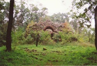 Die Ruine der Pyramide vor der Freilegung (Aufnahme 1999)