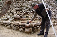 Architekt Manfred Selle bei Vermessungsarbeiten. Der quadratische Sockel der Pyramide blieb in seiner Grundform erhalten, auch die darüberliegende Ziegelrollschicht ist fragmentarisch vorhanden (Aufnahme 2002)