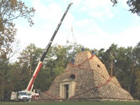 Die Montage des Pavillons als oberer Abschluss der Pyramide (Aufnahme 2009)