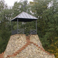 Den oberen Abschluss der Pyramide bildet wieder ein Pavillon 
(Aufnahme 2009)