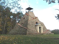 Die rekonstruierte Pyramide (Aufnahme 2009)