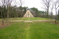 Pyramide mit Stützmauer auf dem ehemaligen Weinberg (Aufnahme 2010)