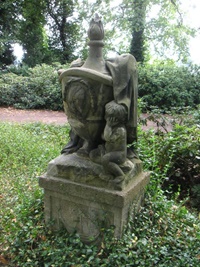 Gedenkurne für die Mutter des Grafen F. W. C. v. Schmettau auf der Schloßinsel Berlin - Köpenick. Sie stand bis 1802 im Park von Garzau 
(Aufnahme 2008)