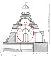 Längsschnitt durch die rekonstruierte Pyramide in Nord - Süd - Richtung. Die Höhe des Hauptsaals (5,90 m) und der Durchmesser seines Gewölbes haben das gleiche Maß.