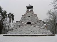 Westseite der Pyramide  mit Aufgängen im Winter